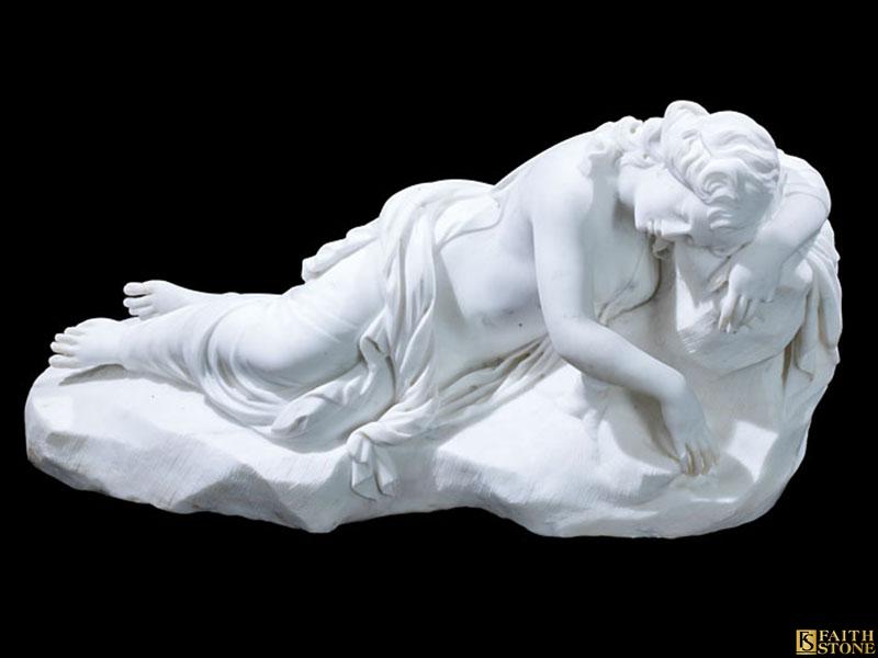 Große italienische Statue einer schlafenden Nymphe