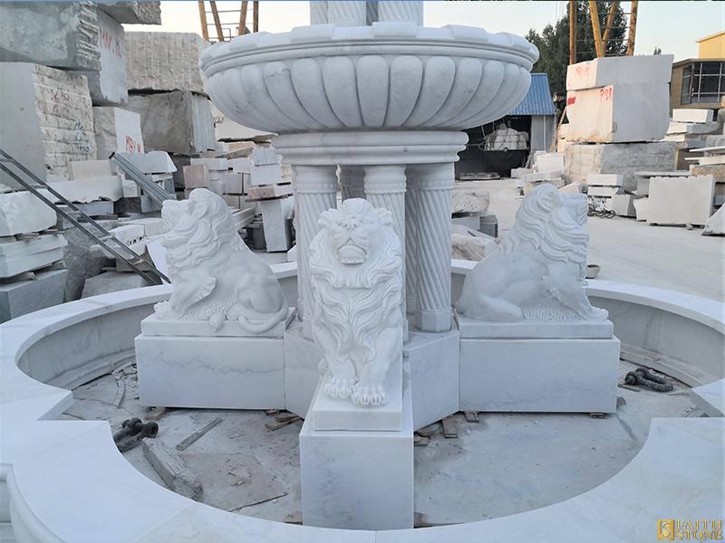 Marmorbrunnen mit Löwenstatue