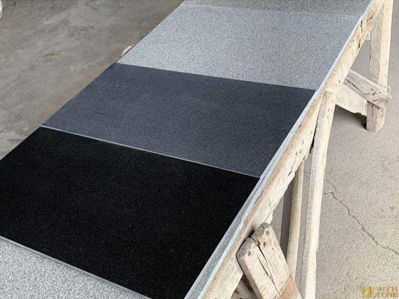 schwarze Granitplatten