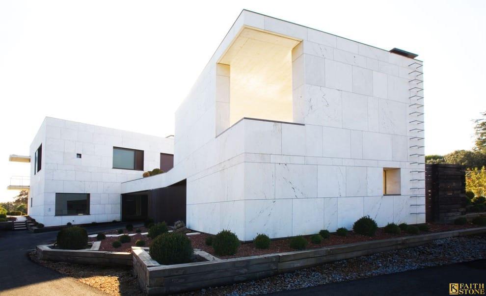 Haus aus weißem Marmor