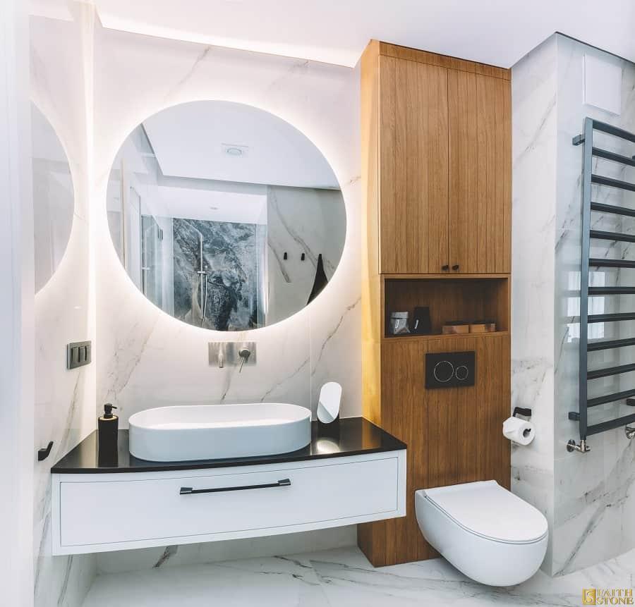 Badezimmer aus Marmor und Holz
