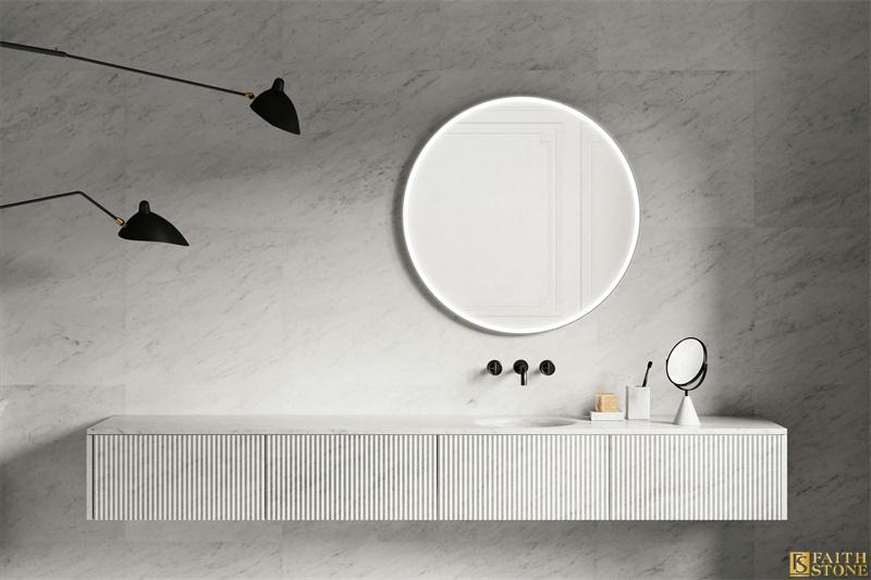 Badezimmer in Carrara-Weiß
